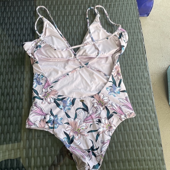 One piece Swimsuit - Picture 2 of 2